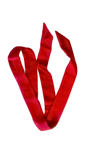 Zīda matu lente kakla šalla. Luxurious Silk Ribbon Scarf – 22 Momme Mulberry Silk

Handcrafted from premium 22-momme mulberry silk charmeuse, this long, narrow silk ribbon adds a touch of timeless elegance to any look.