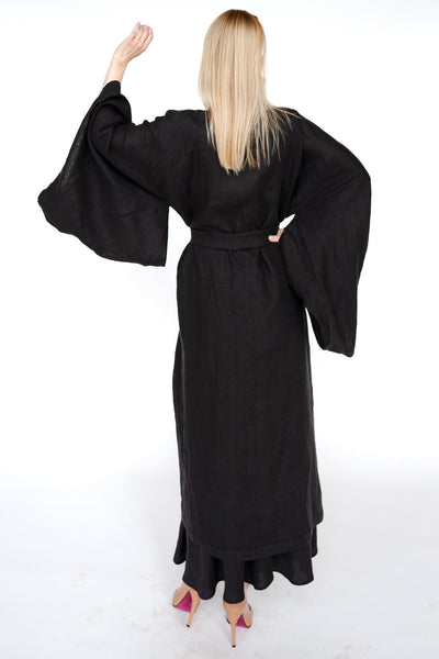 "Luksusa lina kimono halāts ar japāņu stila piedurknēm un garu jostu. Elegants dizains ar dziļu V veida izgriezumu priekšpusē un aizmugurē. Izgatavots no 100% Oeko-Tex sertificēta lina, kas regulē ķermeņa temperatūru un nodrošina komfortu gan karstā, gan aukstā laikā. Ideāla izvēle dāvanai vai ikdienas valkāšanai."

