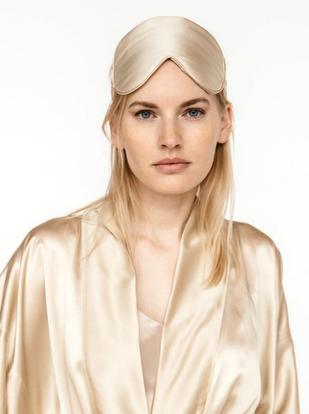 <img alt="zīda miega acu maska gulēšanai  ar lentām silk heatless cufler "src=" https://baibaladiga.live/products/long-heatless-hair-curler-with-ribbon-silk-ribbon-and-scrunchie-hair-curling-set-garss-dabiga-zida-matu-rullis-lokotajs-ar-lentam-un-divas-gumijas/>