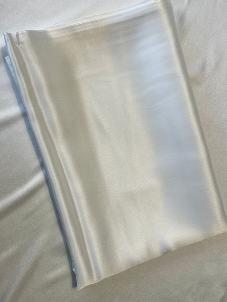 white silk p[illowcase balta zīda spilvendrāna