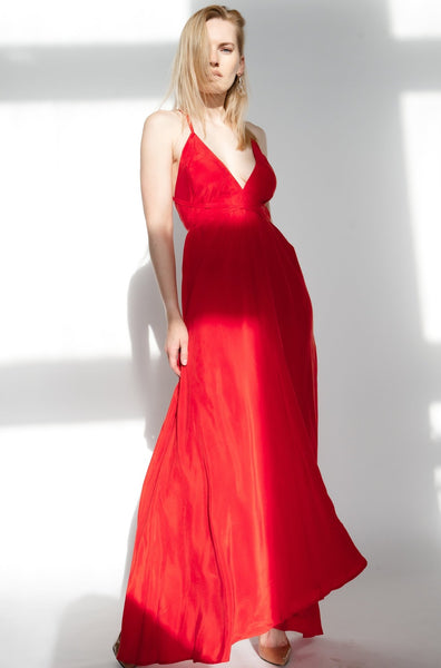 Red curpo silk backless  trapeze evening  dress  Modelis sarkanā cupro zīda trapeces kleitā – vegāna zīda kleita ar garām  lencēm
